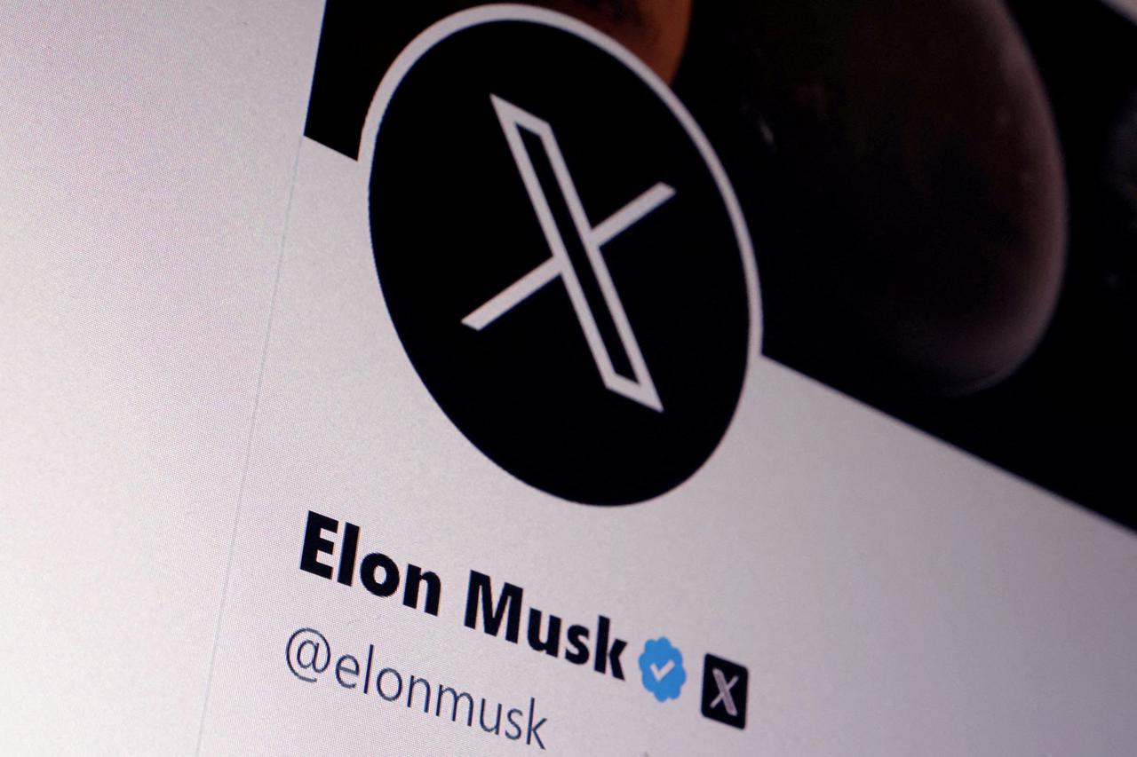 FILE PHOTO: Illustration shows Elon Musk Twitter account