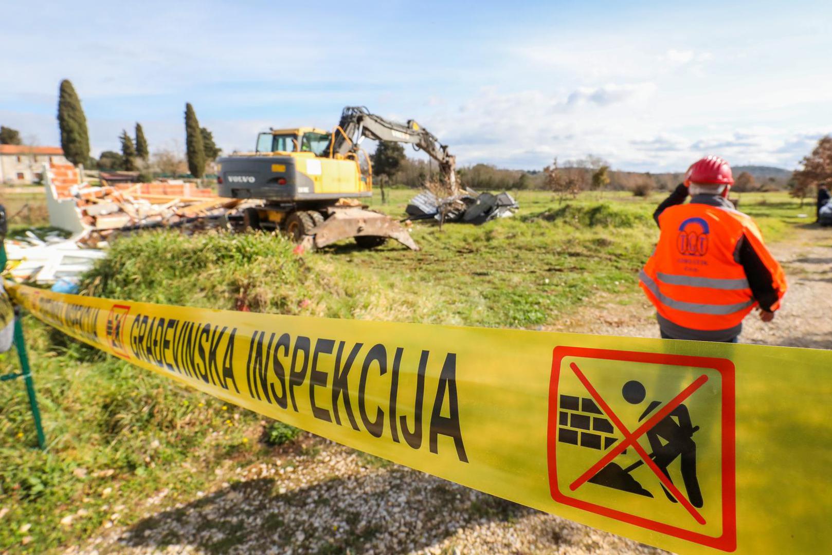 08.03.2023., Rovinj - 
Zapoceli radovi na uklanjanju nezakonito izgradjenih gradjevina na podrucju Istre. Prije rusenja glavni drzavni inspektor dr.sc. Andrija Mikulic dao je izjavu predstavnicima medija. Photo: Srecko Niketic/PIXSELL