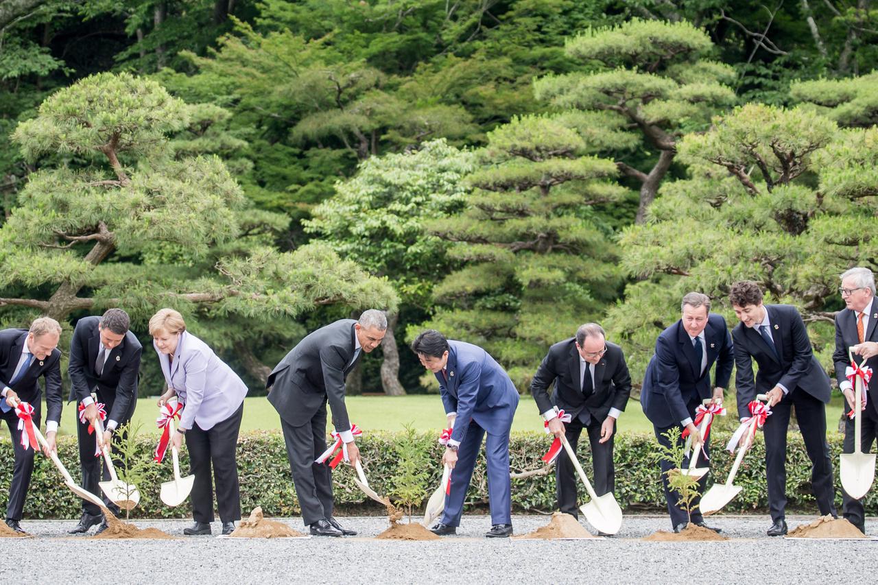 German Chancellor Angela Merkel planting a tree in the garden of the Ise shrine in Ise-Shima, Japan, 26 May 2016. The photo shows Governor of the Prefecture Mie, Eikei Suzuki (l-r), EU President Donald Tusk, Italys Prime Minister Matteo Renzi, German Chan