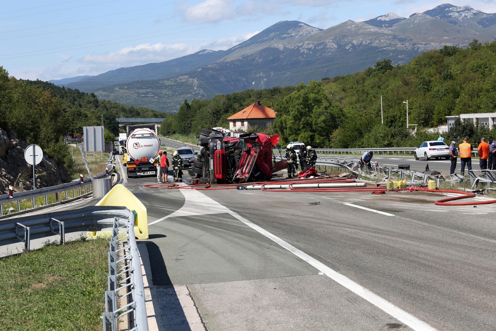 24.08.2020., Rijeka - Kamion cisterna prevrnula se na autocesti Rijeka - Zagreb kod benzinske crpke na Cavlima.
Photo: Goran Kovacic/PIXSELL