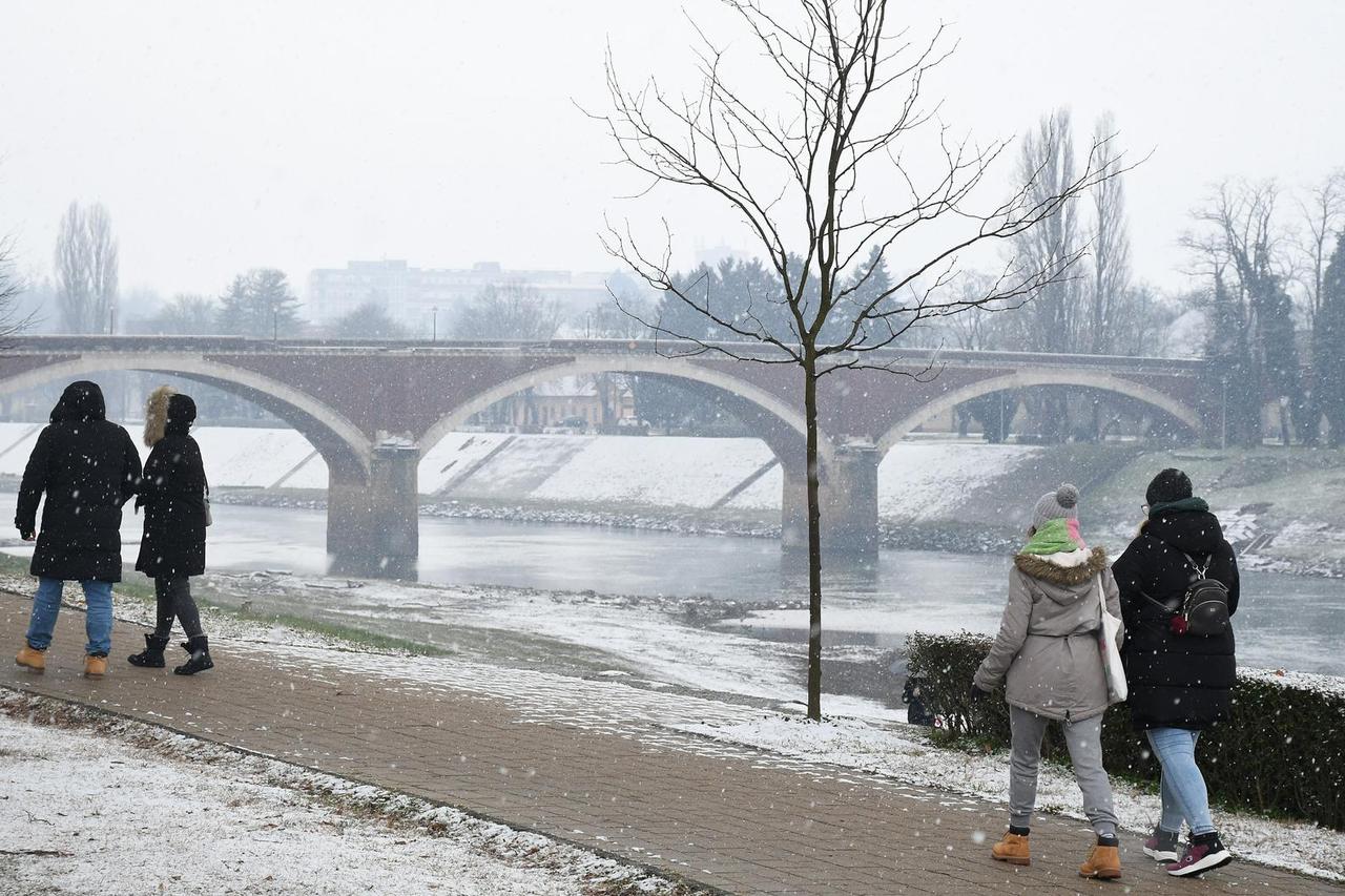 Sisak: Snježne pahulje zabijelile gradske parkove