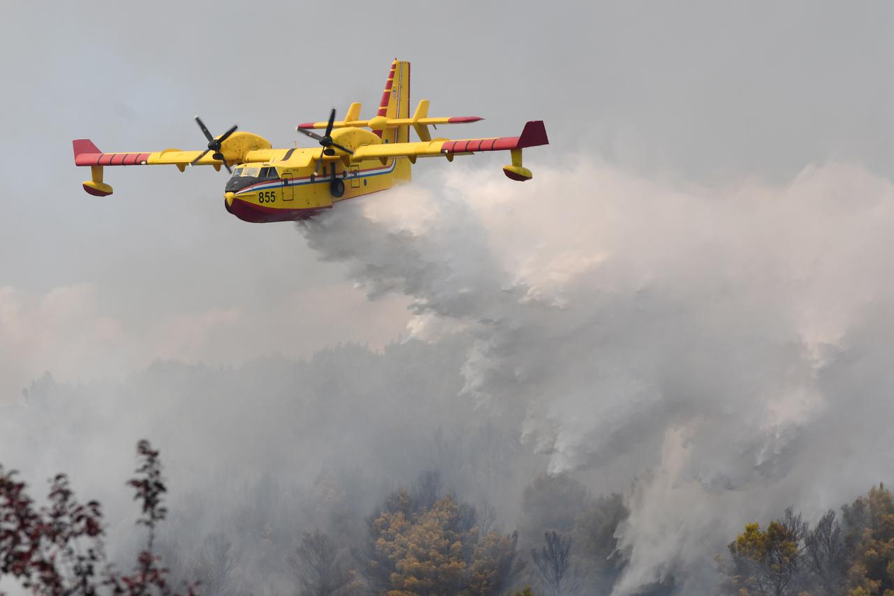 Šibenik: Gori borova šuma u blizini bolnice i obiteljskih kuća