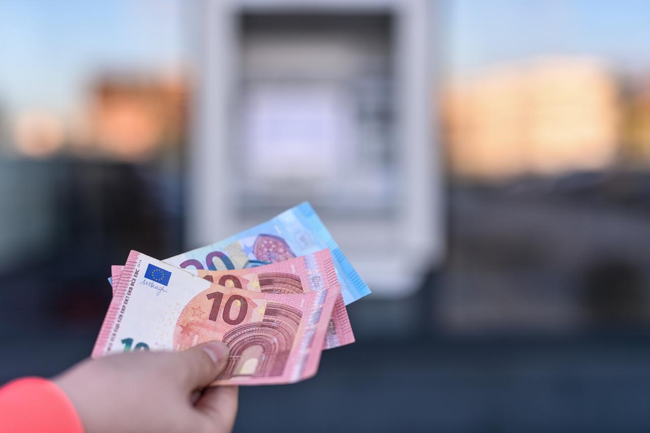 Od 1. siječnja euro postaje službena valuta u Hrvatskoj i nakon 29 godina zamijenit će kunu 