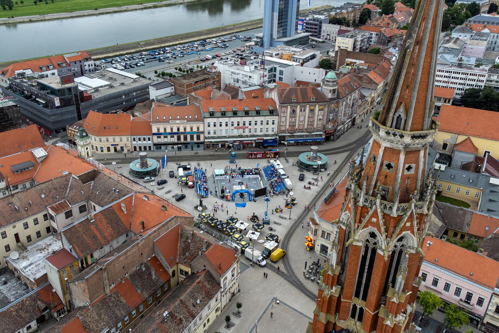 Grad Osijek, središte županije, značajan je obrazovni, kulturni i gospodarski centar regije.