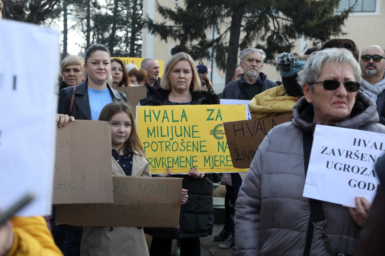 Stanovnici Petrinje prosvjedovali na godišnjicu potresa zbog sporosti vladajućih i obnove