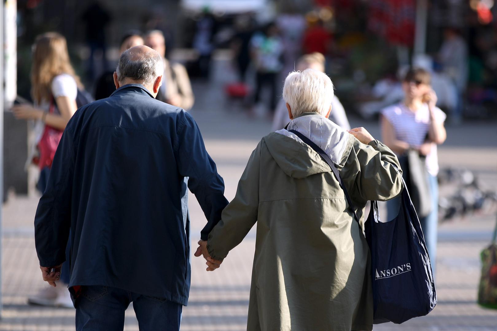 Slovenija: Prosječna godišnja bruto plaća: 41 000 eura. Susjedna država prekrasna je i jeftina. Dvočlana obitelj na Bledu prima mirovinu oko 1 150 eura. Slovenija je odlična za planinarenje, izlete i šetnje, kao i skijanje i odmaranje u toplicama.