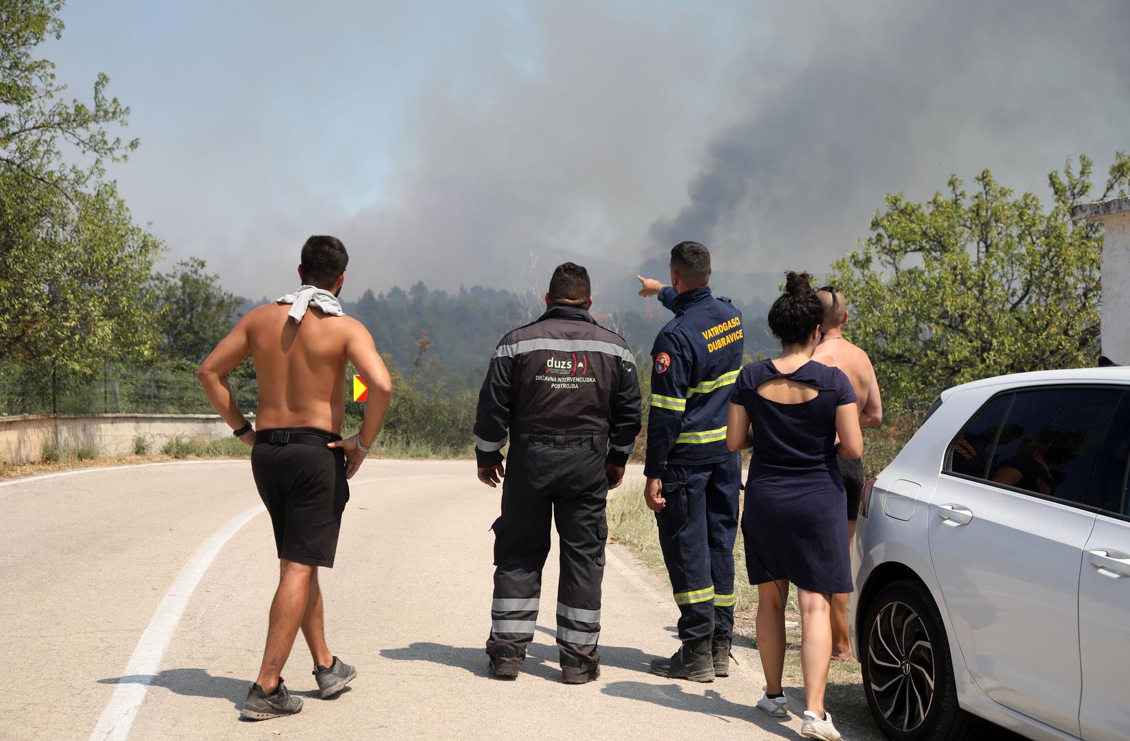 30.07.2024. Skradin - Kod Skradina, u naselju I?evo, izbio je veliki požar. Požarom je zahvacena trava, nisko raslinje i borova šuma. Požar gase cetiri kanadera. Vatra ozbiljno prijeti Bratiškovcima, ugrožavajuci kuce i imovinu.  Photo: Dusko Jaramaz/PIXSELL