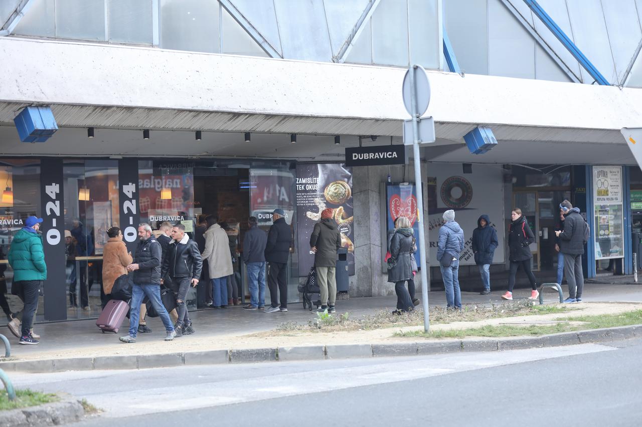 
Zagreb: Gužve na autobusnom kolodvoru ispred rijetko otvorenih dućana i pekarnica u gradu