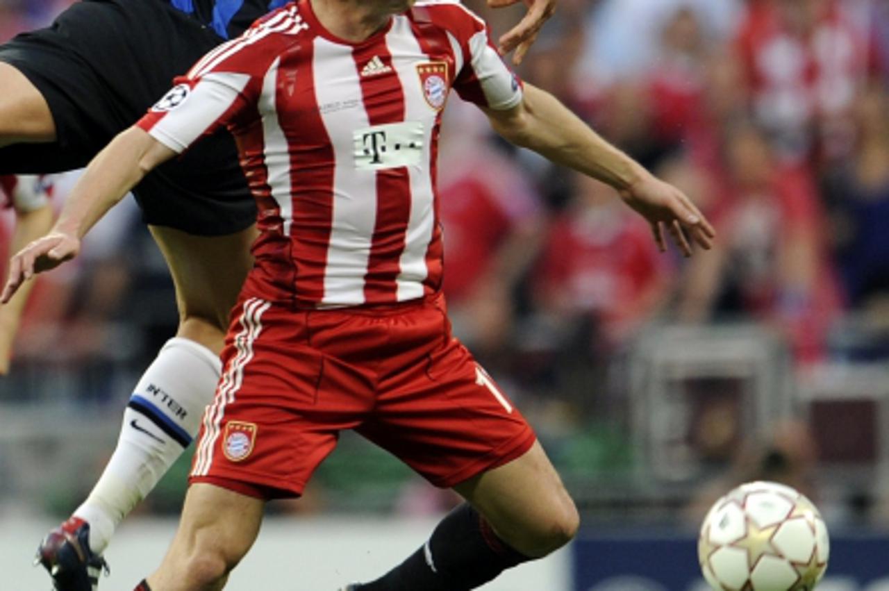 \'Bayern Munich\'s Croatian striker Ivica Olic (R) and Inter Milan\'s Brazilian defender Lucio Da Silva Ferreira Lucimar vie for the ball during the UEFA Champions League final football match Inter Mi