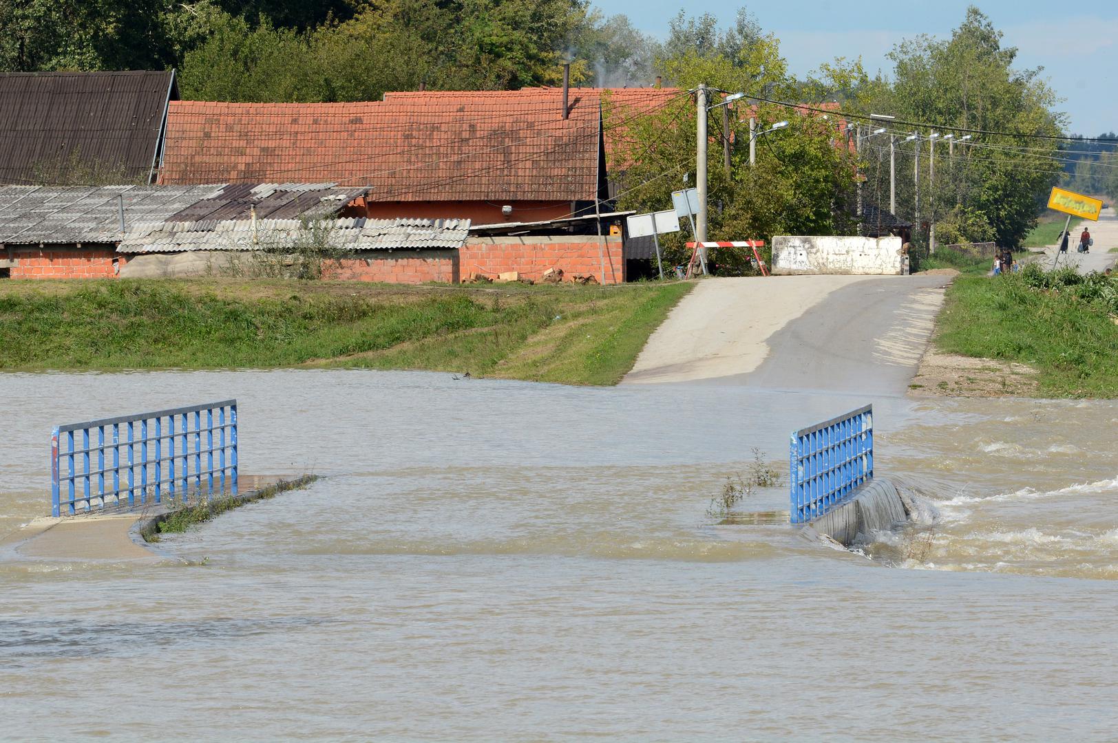 Zbog ispuštanja vode rijeke Save u Lonjsko polje poplavljen je most na lokalnoj cesti Hrastelnica-Palanjek.