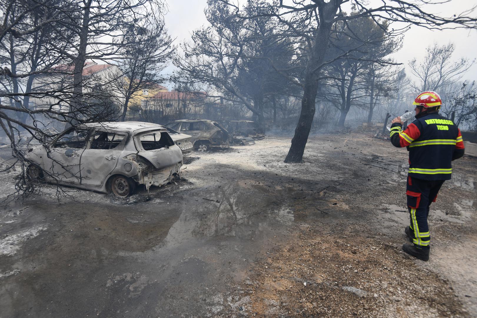 Zbog jakih udara vjetra požar koji je iza 11 sati buknuo kod Grebaštice u blizini Šibenika još uvijek nije pod kontrolom i širi se nošen jugom, zahvatio je i stambene objekte, a stožer civilne zaštite odlučio je da se evakuirani stanovnici smjeste u sportsku dvoranu Baldekin