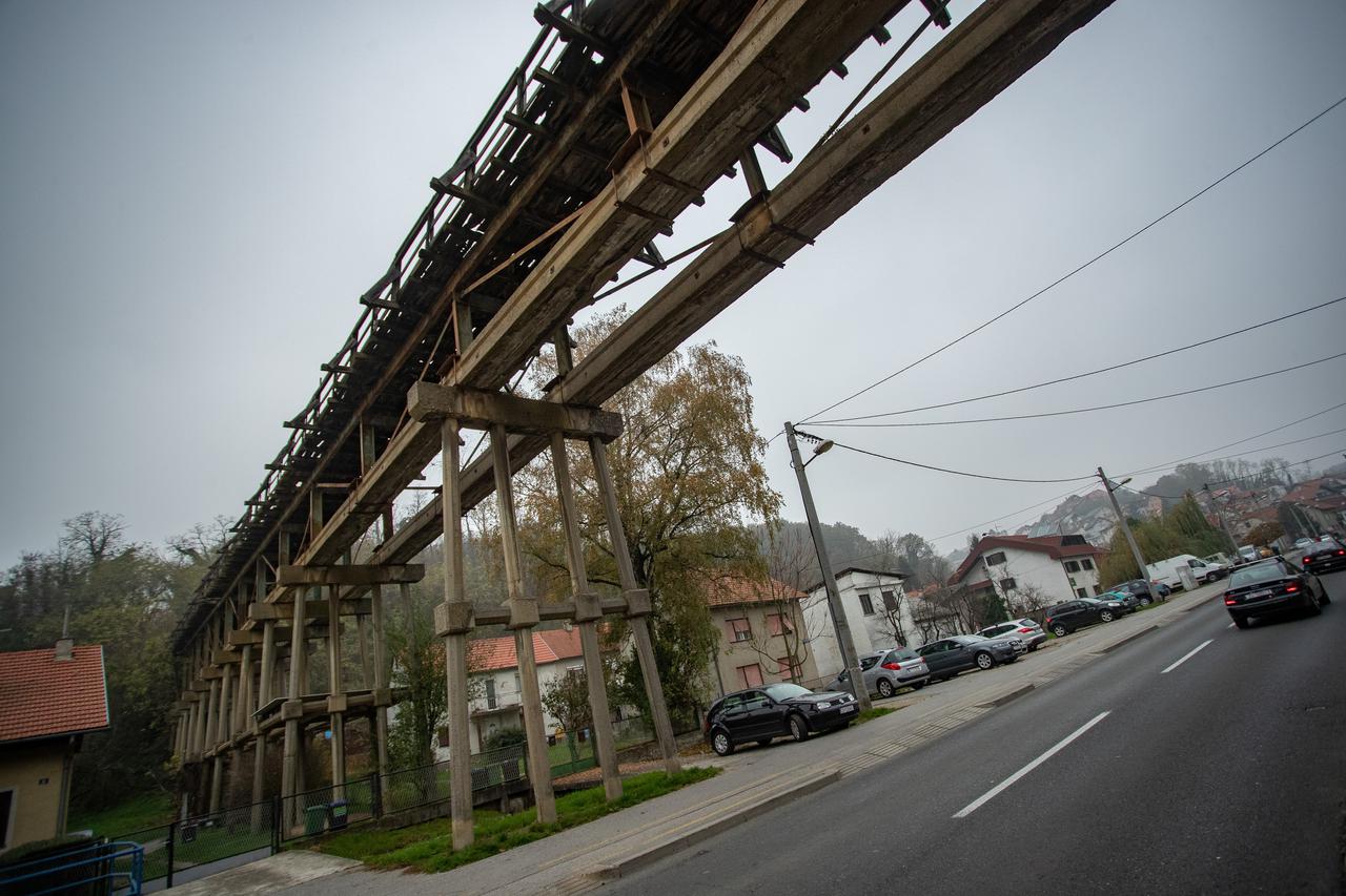 Nekadašnja pokretna traka za transport sirovine s Grmoščice do ciglane na Črnomercu