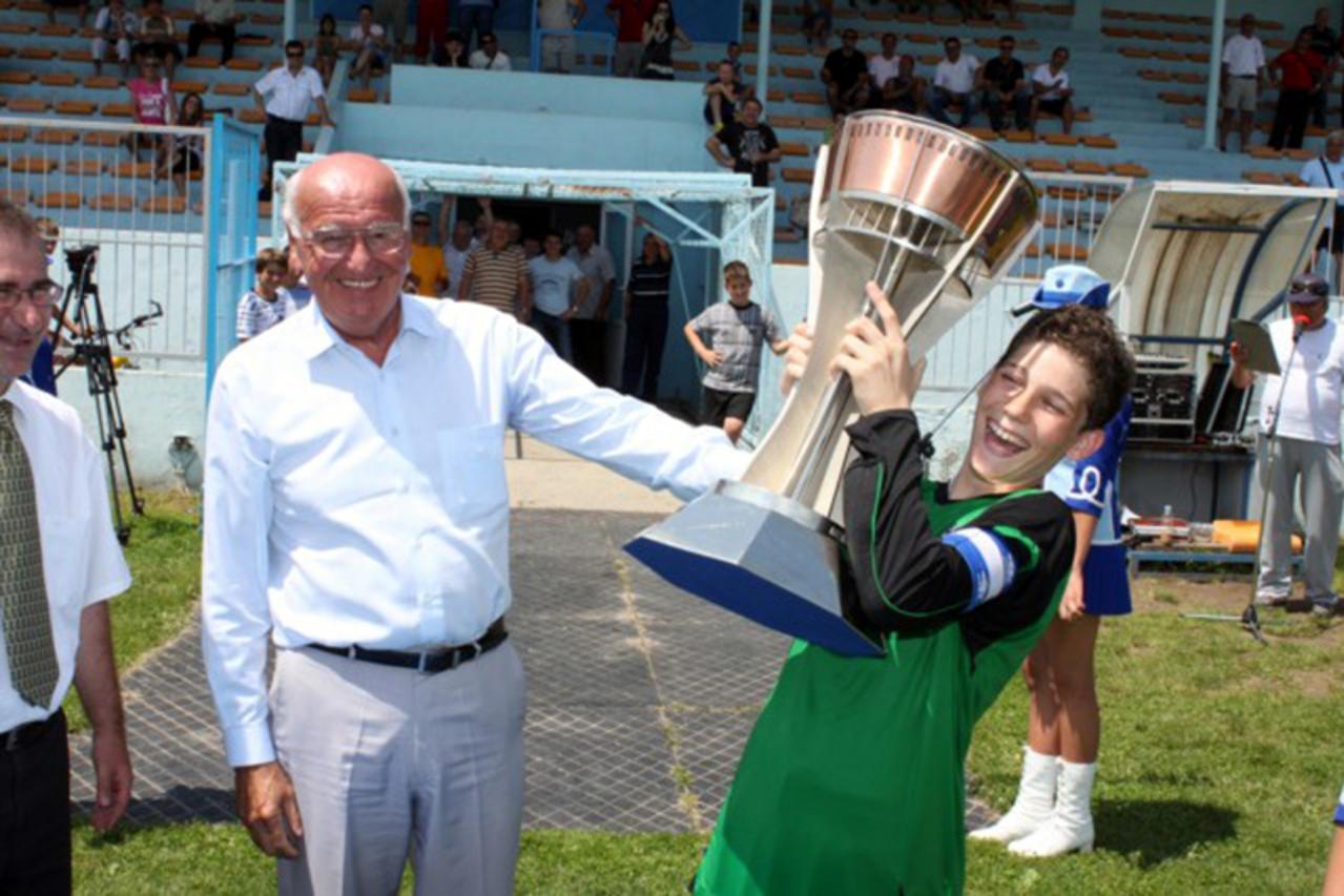 'SLAVONIJA  02.07.2010. VUKOVAR - pobjednicki pokal podigao je najbolji vratar turnira Ivo Grbic koji je i kapetan Hajduka Branimir Bradaric/Vecernji list'