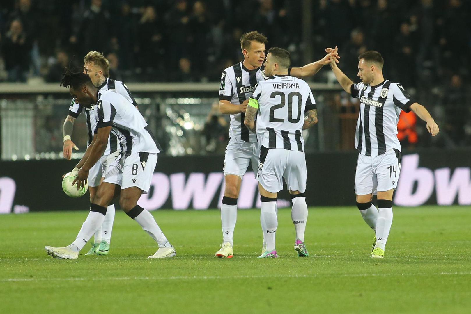 Unatoč zabrani za navijače PAOK-a na domaćim utakmicama, stadion nije pun, iako ima kapacitet od 28.000 mjesta.