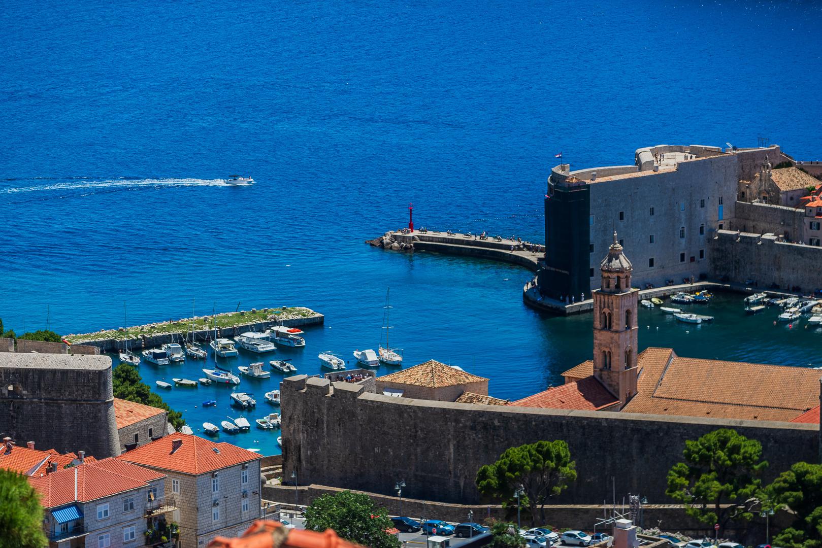 Posebno je zabrinjavajuće što se među ugroženim gradovima nalaze i hrvatski biseri poput Dubrovnika, Zadra i Trogira. Stručnjaci naglašavaju hitnu potrebu za djelovanjem kako bi se smanjile emisije stakleničkih plinova i ublažile posljedice klimatskih promjena.