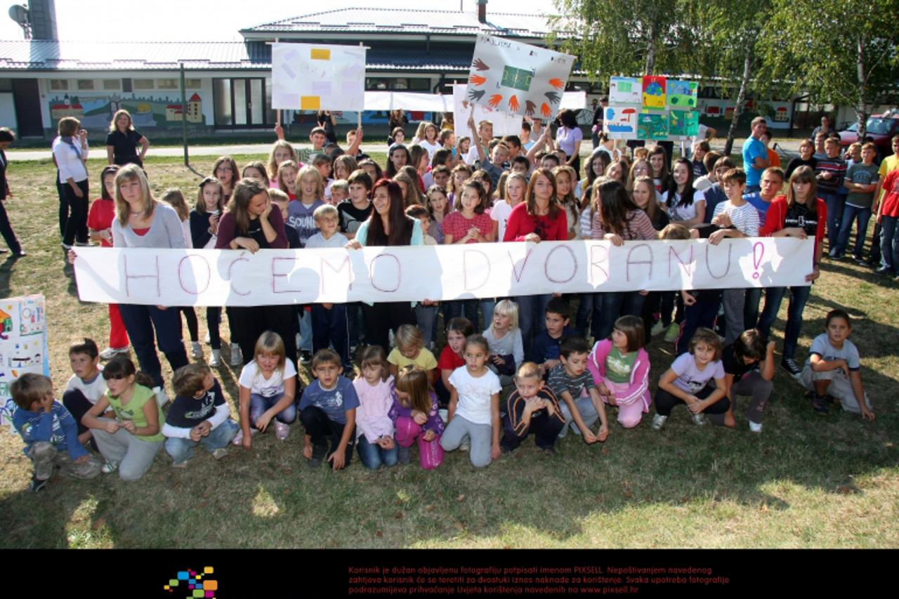 '05.10.2011. Karlovac - Ucenici OS Mahicno u sklopu Djecjeg tjedan odrzali mali prosvjed na kojem su ukazali na problem nedostatka sportske dvorane kod njihove skole te djecjeg igralista u mjestu. Sko