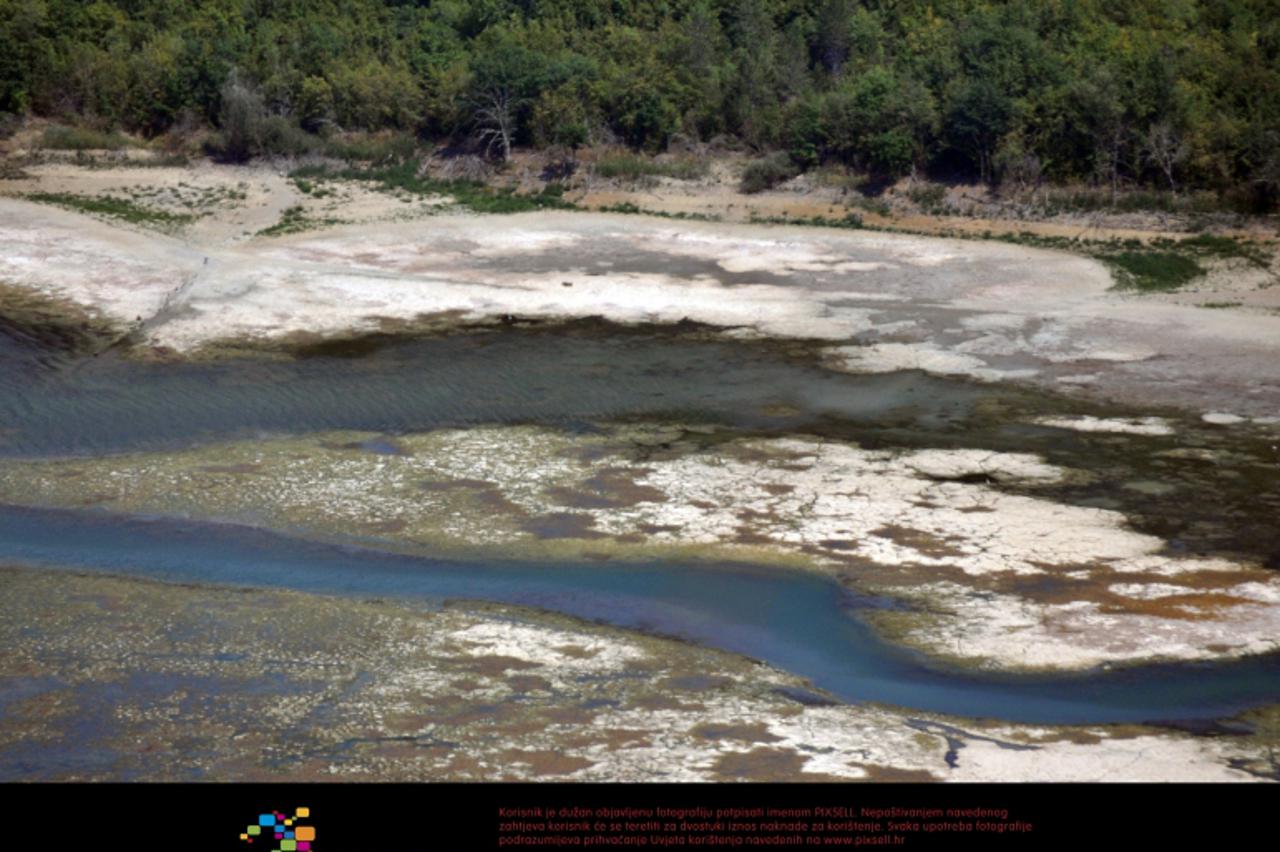 '27.07.2012., Buzet - Akumolacjono jezero Botunigla. Bijela kruna oko jezera najvjernije pokazuje da se vododstaj jezera spustio vise od dva metra i svaki dan je manji za 4 centimetara. Za sada stanje