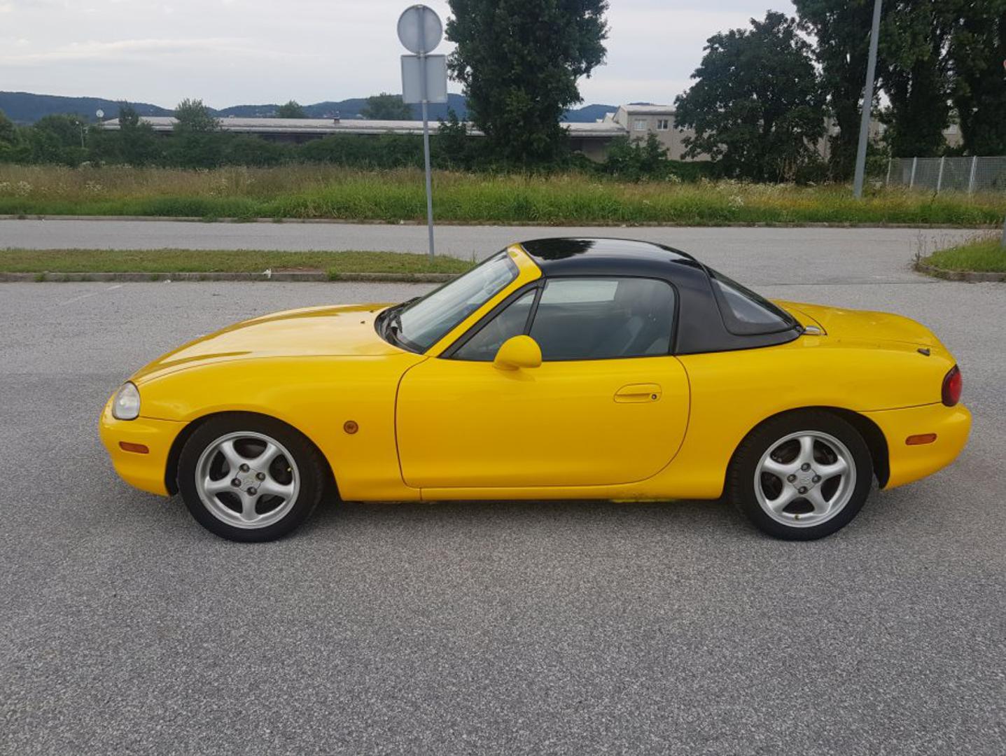 Mazda MX-5 - Jedan od automobila na koji se prvo pomisli kada se spomene riječ kabriolet. Ovaj kultni automobil proizveden je 2000. godine te je prošao 163 tisuće kilometara. Automobil ima tvrdi i meki krov i prodaje se za 3.995 eura. Šifra oglasa: 25991741