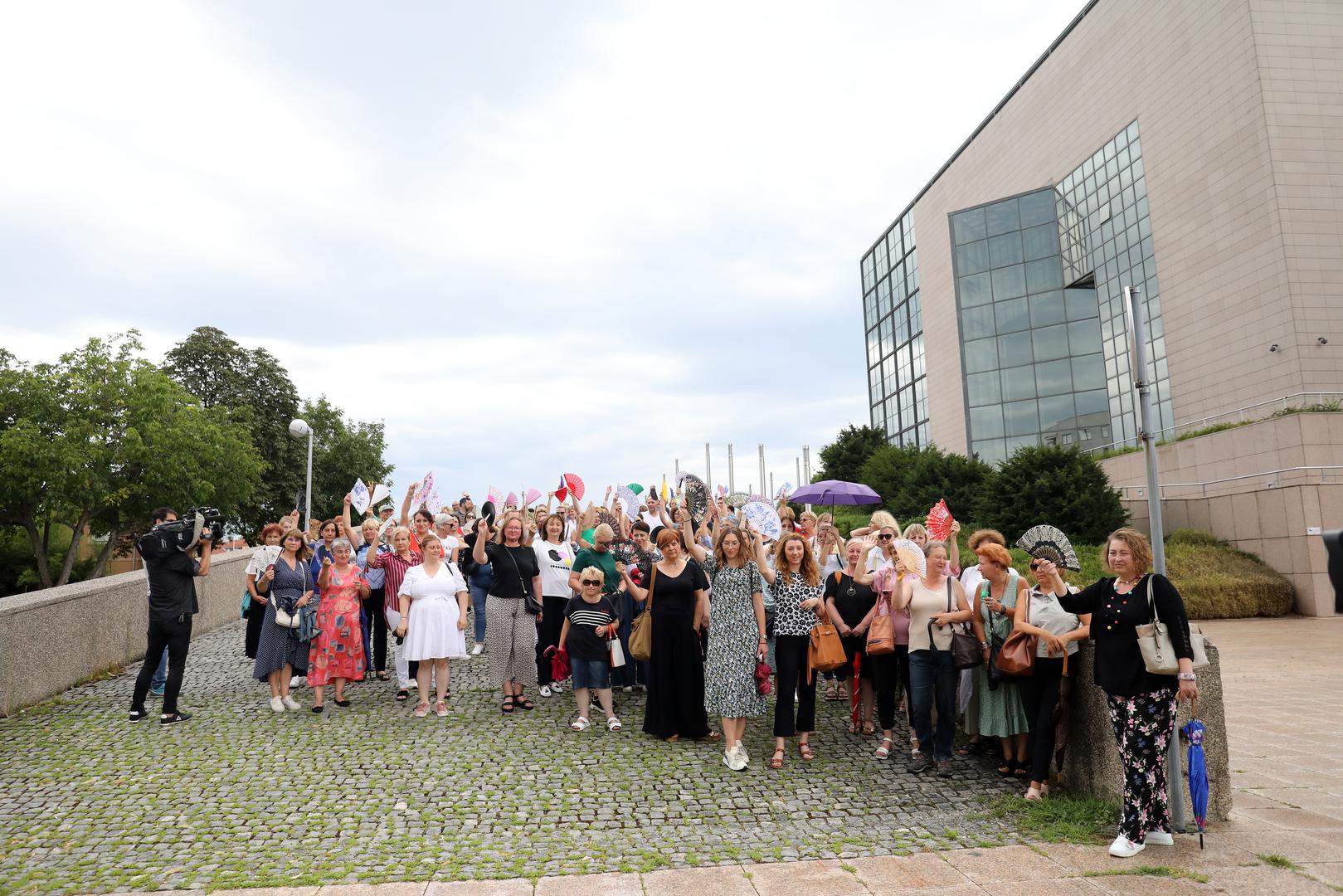 25.07.2023., Zagreb,  Pravosudni sluzbenici koji su vec osmi tjedan u strajku dosli su izraziti svoje nezadovoljstvo s pregovorima ispred Kongresne dvorane gdje se odrzava 256.sjednica Gospodarsko-socijalnog vijeca na kojoj se prezentira prijedlog zakona o placama u drzavnoj sluzbi i javnim sluzbama Photo: Emica Elvedji/PIXSELL