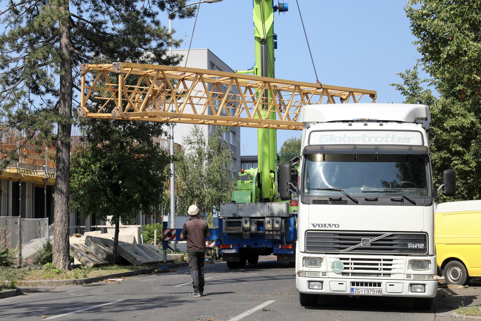 20.07.2023., Zagreb, Hrvatska - Uslijed strasnog nevremena i oluje u Prilazu baruna Filipovica pala je dizalica koja se ukopala u cestu. Photo: Emica Elvedji/PIXSELL