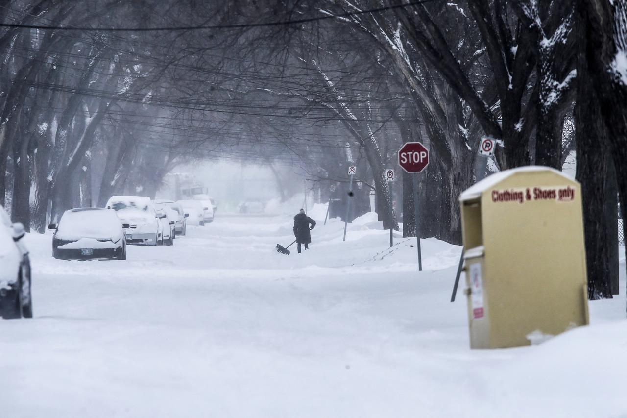 Snowstorm enters its second day in Winnipeg