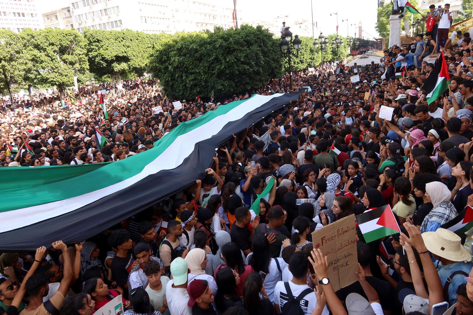 People hold flags and during a pro-Palestinian protest after hundreds of Palestinians were killed in a blast at Al-Ahli hospital in Gaza that Israeli and Palestinian officials blamed on each other, in Tunis, Tunisia October 18, 2023. REUTERS/Jihed Abidellaoui Photo: JIHED ABIDELLAOUI/REUTERS