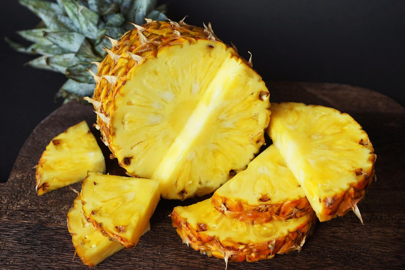 Ananas: Iako ananas ima mnoge zdravstvene prednosti, uključujući visok sadržaj vitamina C i mangana, Bowring ističe da jedna šalica ovog voća sadrži preko 16 grama šećera, što može utjecati na ciljeve mršavljenja.