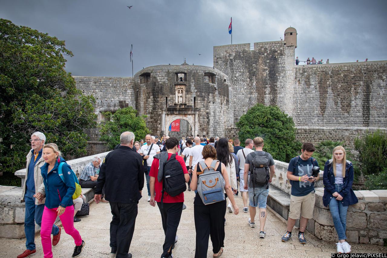 Dubrovnik: Usprkos kiši Stradun vrvi turistima