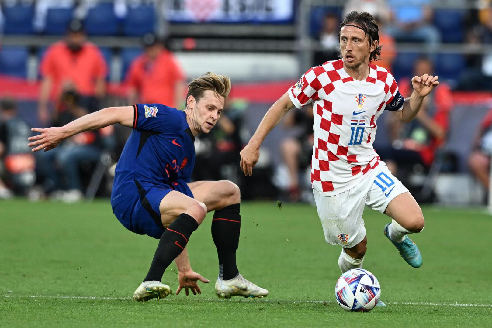 14.06.2023., stadion Feyenoord "De Kuip", Rotterdam, Nizozemska - UEFA Liga Nacija, polufinale, Nizozemska - Hrvatska. Frenkie de Jong, Luka MOdric Photo: Marko Lukunic/PIXSELL