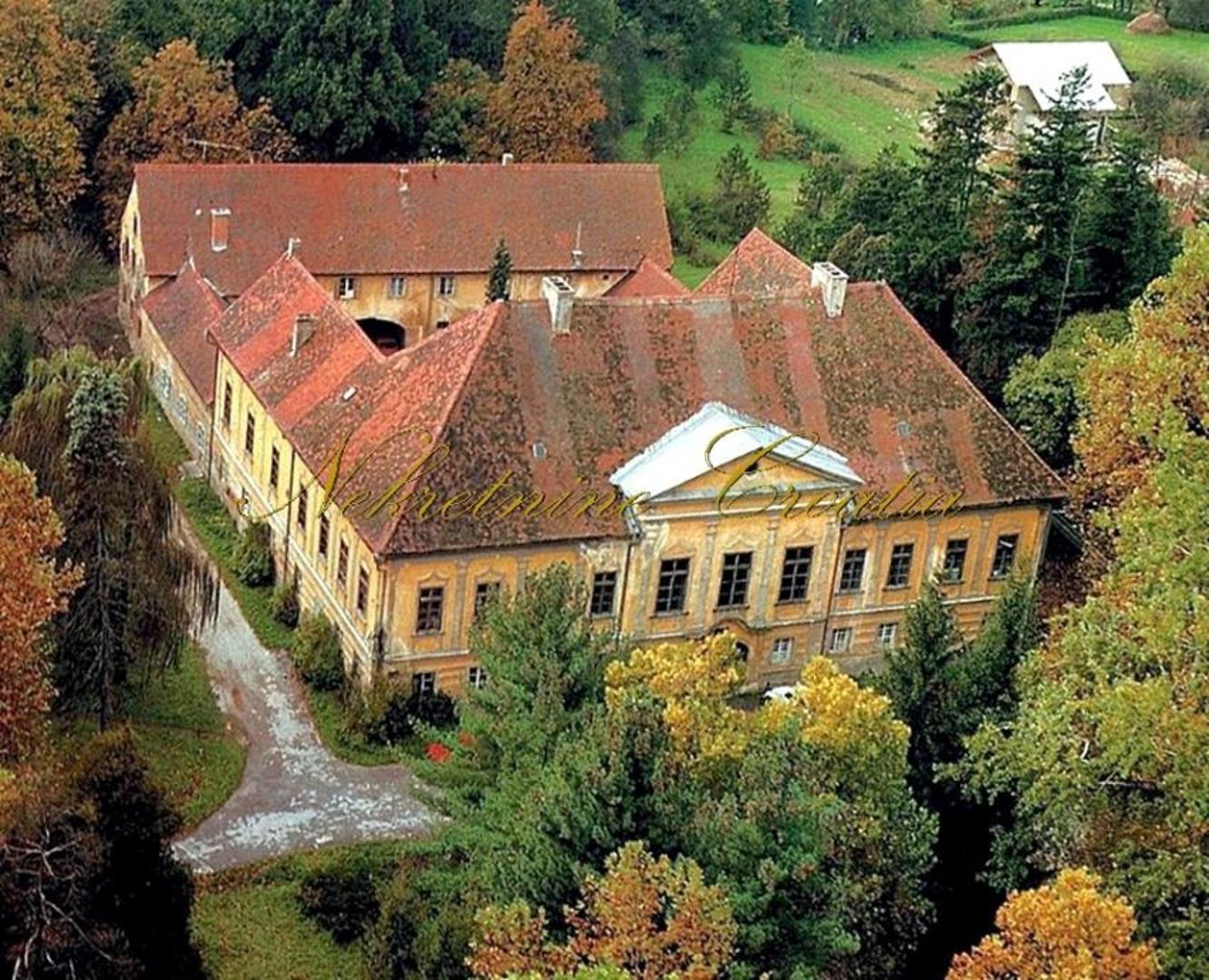 Naime, četverokutni barokni dvorac s kulama i perivojem s vrtom koji je jedini očuvani primjer vrta francuskog tipa u Hrvatskom zagorju, izgorio je u požaru 1947., a bio je u posjedu obitelji Sermage i Vranyczany. Drugi, također barokni dvorac s parkom, ostao je sačuvan i čeka bolje dane.