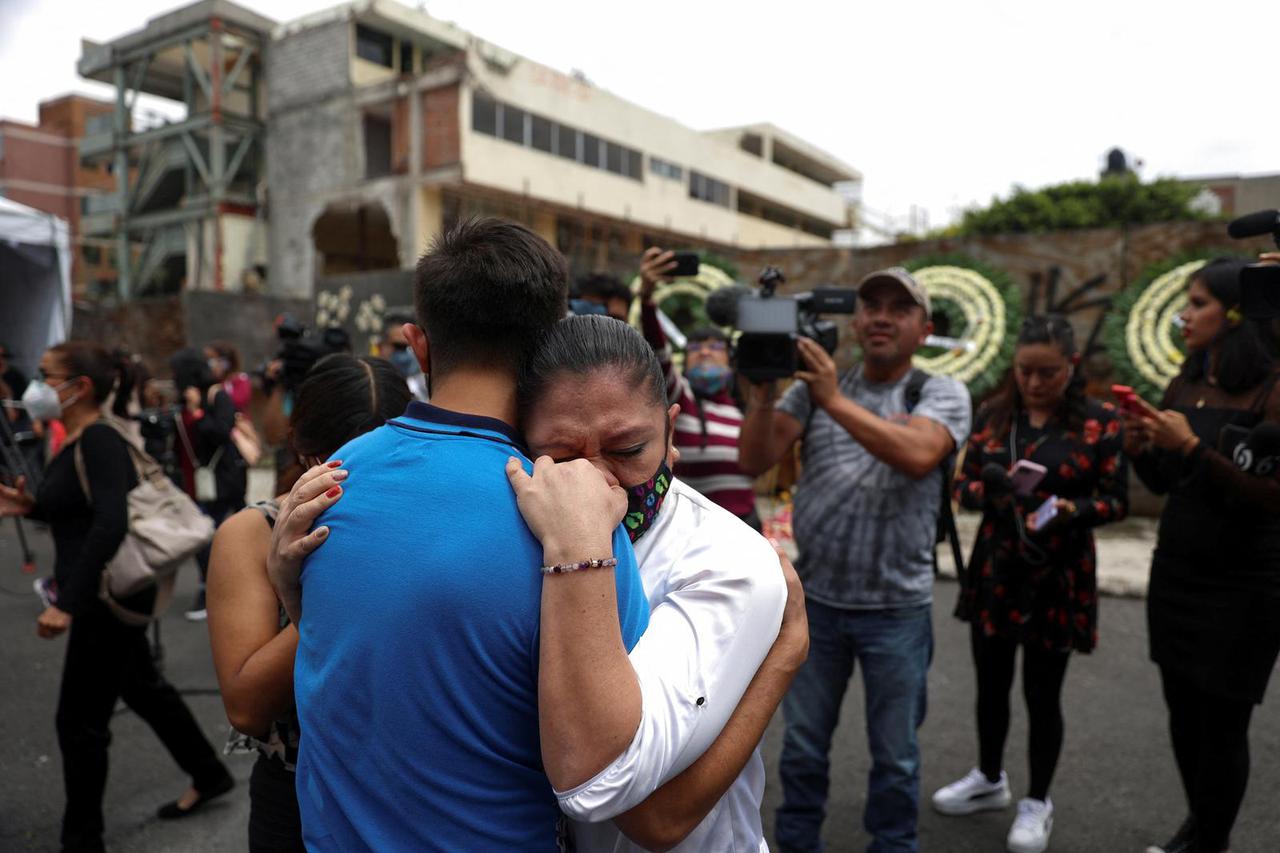 People react to an earthquake in Mexico City