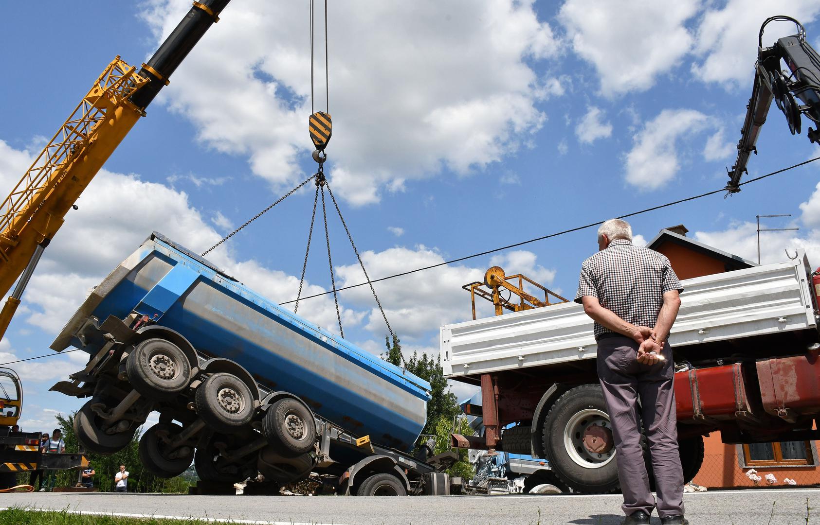 24.06.2020., Omanovac - U selu Omanovac pokraj Pakraca kamion natovaren vapnom zabio se u obiteljsku kucu. Vozac kamiona je zadobio teze ozljede i prevezen je u Opcu zupanijsku bolnicu Pakrac. U trenutku nesrece u kuci je bilo dvoje ukucana, sin i majka. Photo: Ivica Galovic/PIXSELL