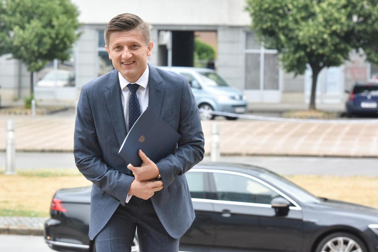 Zagreb: Nasmijani Zdravko Marić dolazi na sjednicu Vlade RH koja se održava u NSK