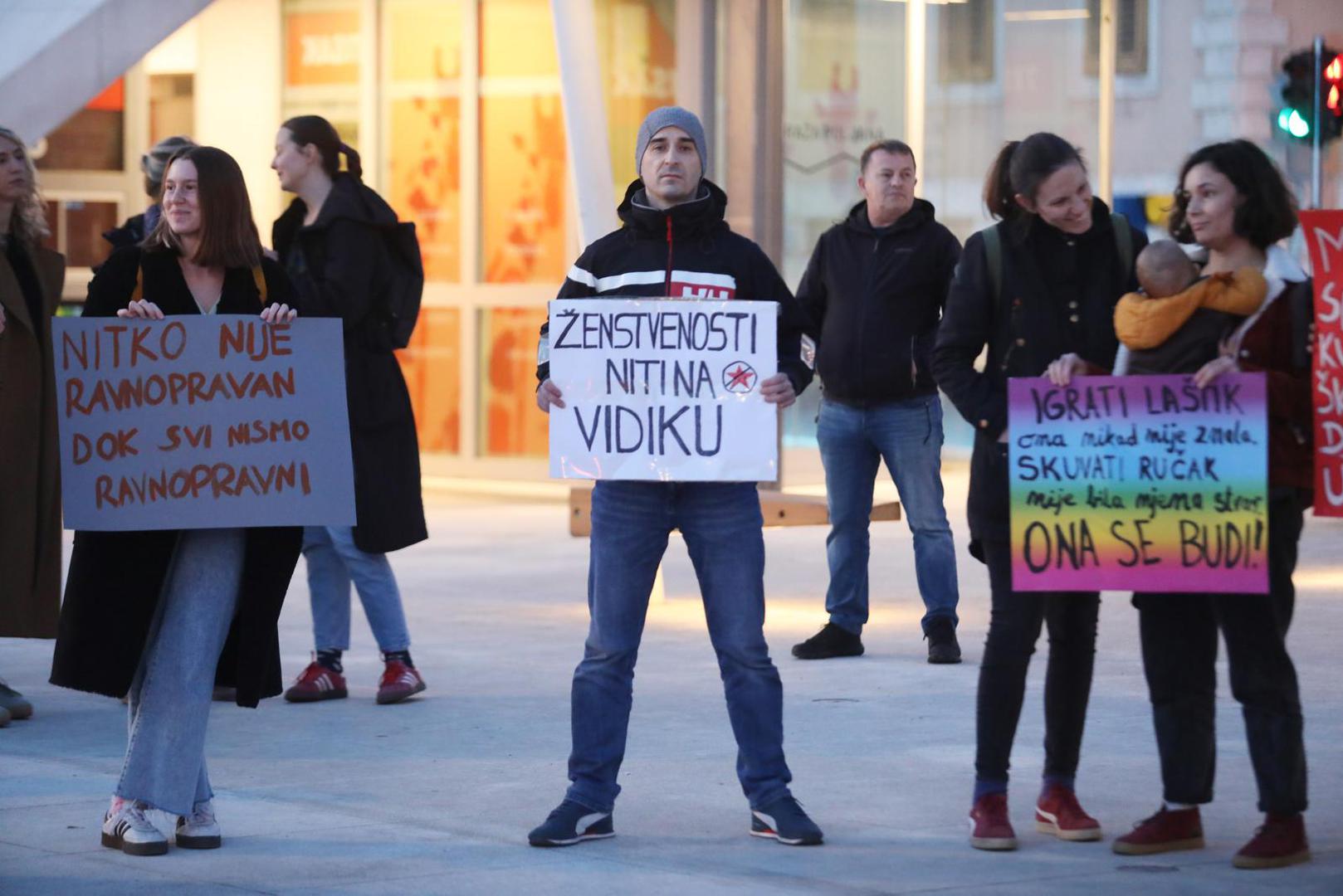 08.03.2024., Sibenik - Na Medjunarodni dan zena organizatori sibenske udruge mladih i KU Fotopoetika okupili su se na zajednicko obiljezavanje 8. marta na Trgu Poljana. Svoje vidjenje Medjunarodnog praznika Dana zena opisali su na  transparentima. Medju mnostvom zena nasao se i jedan muskarac koji se ne slaze sa njihovim i to je izrazio natpisom na transparentu. Photo: Dusko Jaramaz/PIXSELL