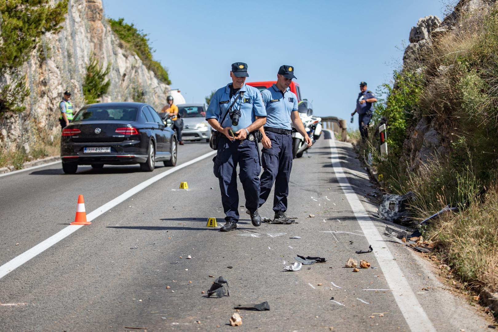 28.06.2021., Jadranska magistrala, Dubrovnik - U prometnoj nesreci koja se oko 14.35 sati dogodila kod Vidikovca doslo je do slijetanja dvaju osobnih vozila s magistralne ceste D-8. Interventne sluzbe na terenu zbrinule su unesrecene, a razloge slijetanja vozila s JTC pokazat ce ocevid. Nesluzbeno se doznaje da su u provaliju sletjela dvojica mladjih muskaraca koja su upravljala vozilima u trenutku slijetanja s glavne ceste.
Photo: Grgo Jelavic/PIXSELL