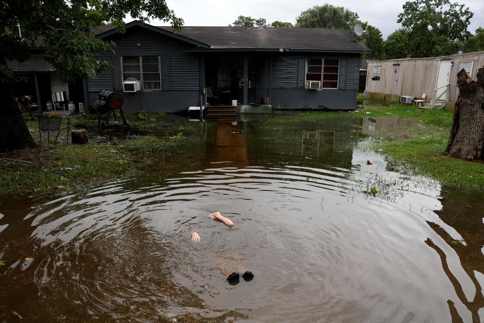 A person immerses themself in puddle in the aftermath of Hurricane Beryl, in Rosenberg, Texas, U.S., July 8, 2024. REUTERS/Daniel Becerril Photo: DANIEL BECERRIL/REUTERS