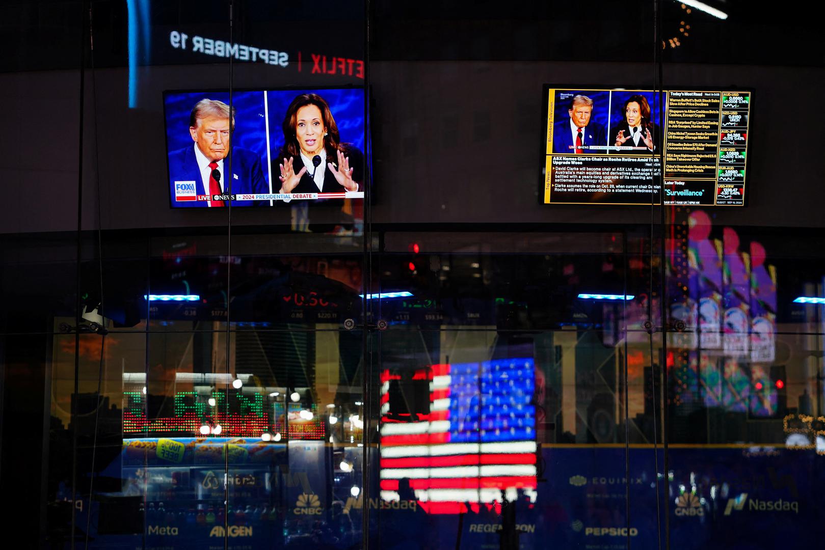 Screens show the presidential debate between Republican presidential nominee and former U.S. President Donald Trump and Democratic presidential nominee and U.S. Vice President Kamala Harris outside the Nasdaq MarketSite in New York City, U.S., September 10, 2024. REUTERS/Adam Gray Photo: Adam Gray/REUTERS