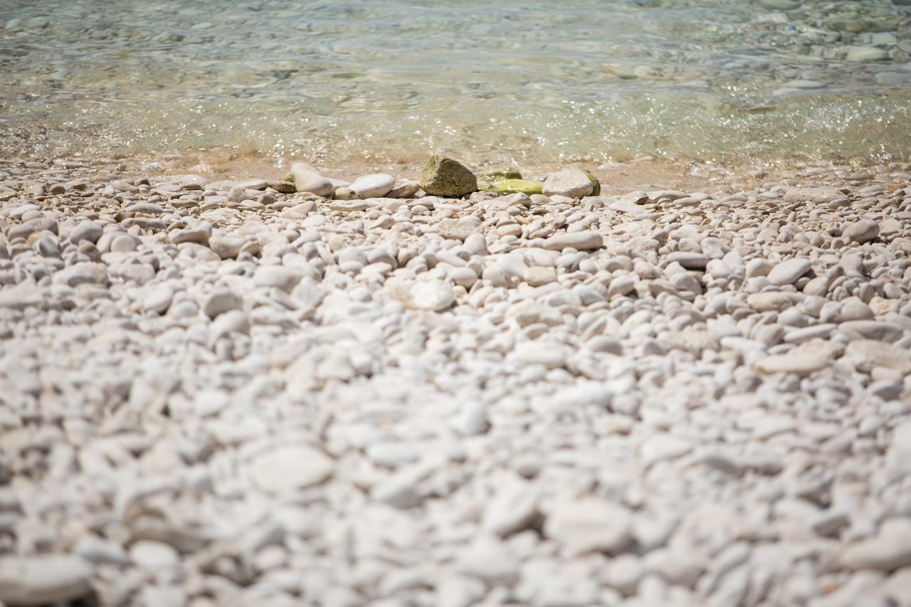 Plaža Mala Travna na otoku Visu