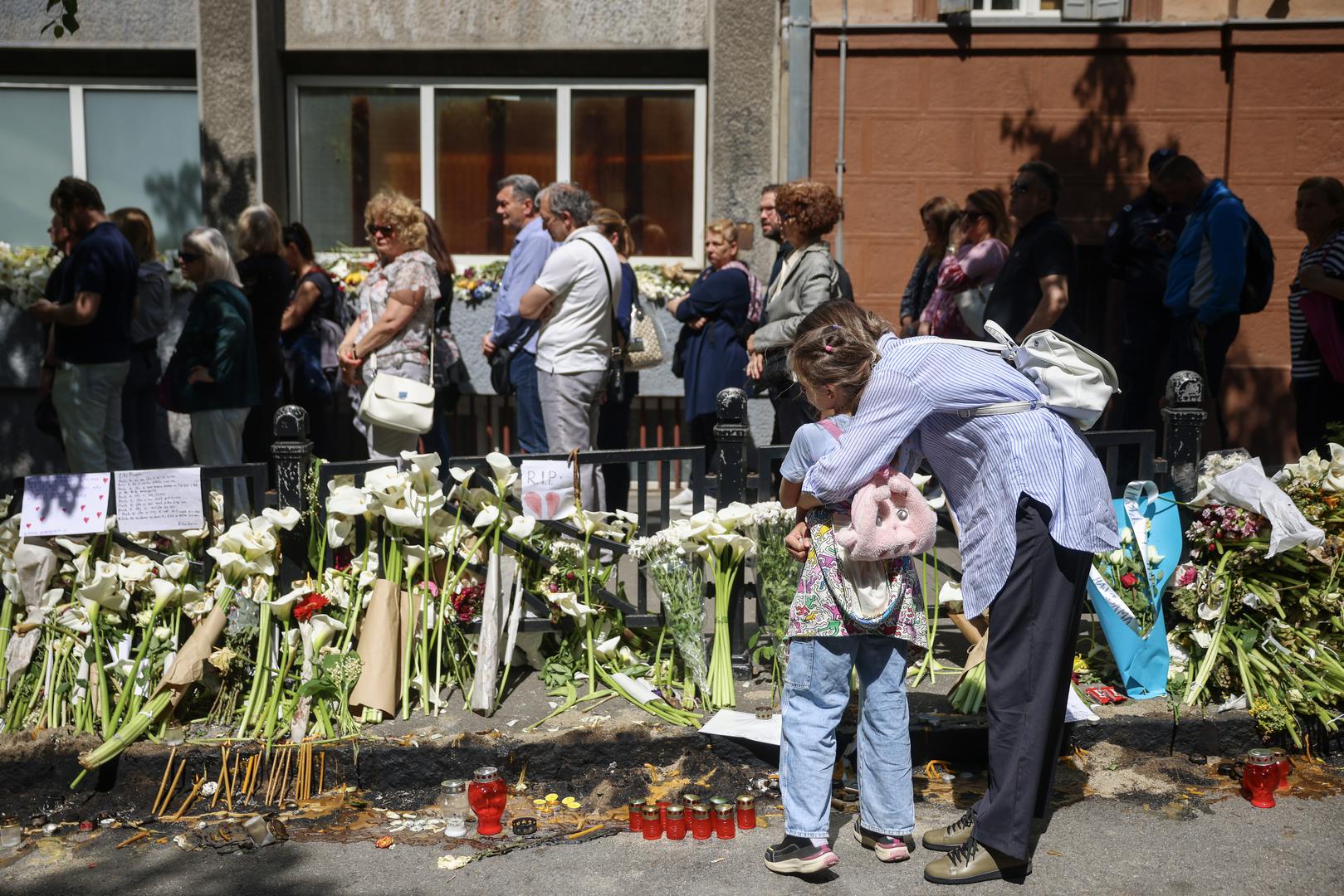 07.05.2023., Beograd, Srbija - Veliki broj gradjana dosao je ispred osnovne skole "Vladislav Ribnikar”, kako bi se upisao u knjigu zalosti. Photo: Armin Durgut/PIXSELL