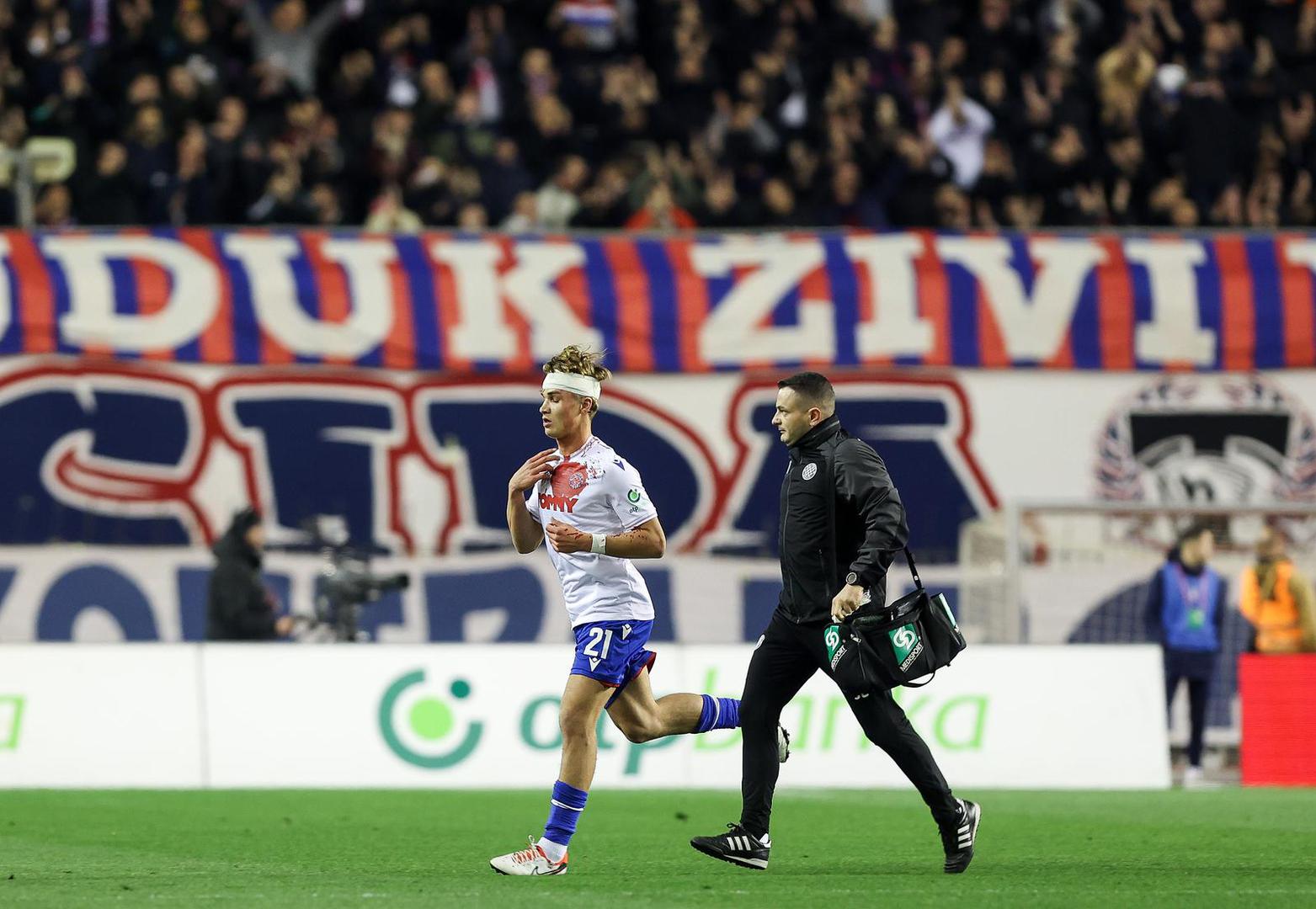 Mladi Hajdukov nogometaš Rokas Pukštas stradao je u žestokom sudaru glavama s Brunom Godom u 11. minuti, izgubio je dosta krvi, ali nije želio napustiti Jadranski derbi iako mu se zavoj potpuno raspao.