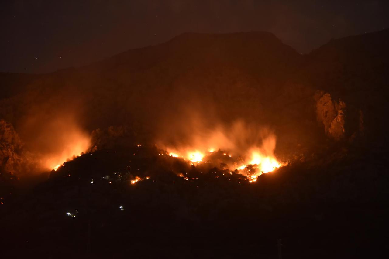 Jaka bura otežava gašenje požara koji je planuo iznad Živogošća