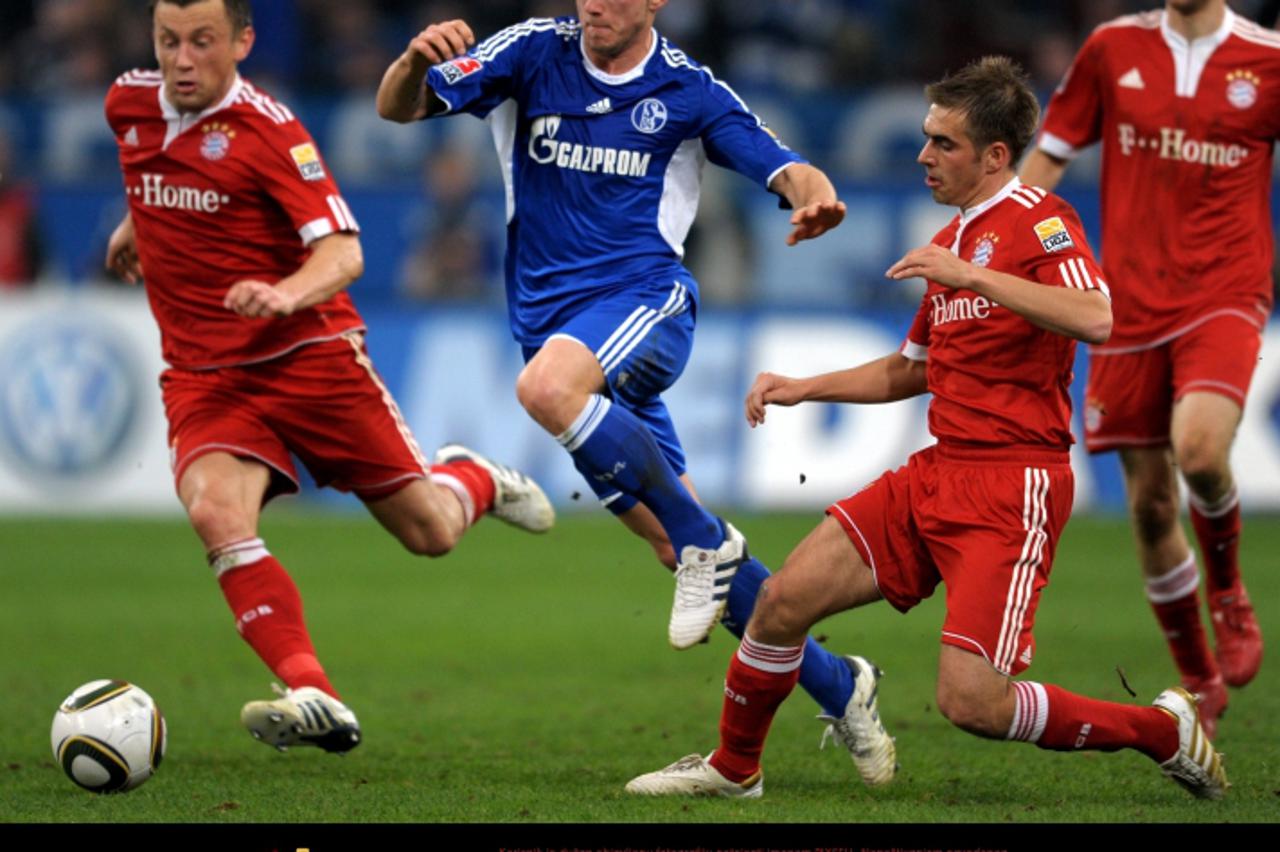 'Schalke\'s Ivan Rakitic (C) fights for the ball with Bayern\'s Ivica Olic (L) and Philipp Lahm (R) during the German Bundesliga soccer match FC Schalke 04 vs FC Bayern Munich at Veltins Arena stadium