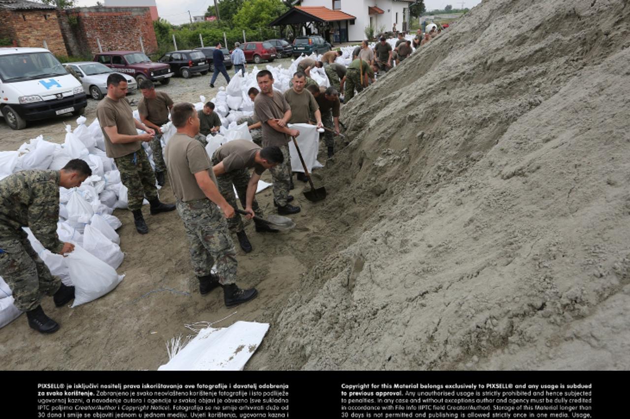 '07.06.2013., Osijek - Vojnici oklopne vojske i pripadnici Oruzanih snaga RH punili su vrece pijeskom kako bi napravili zecje nasipe u mjestima kojima prijeti poplava.  Photo: Marko Mrkonjic/PIXSELL'