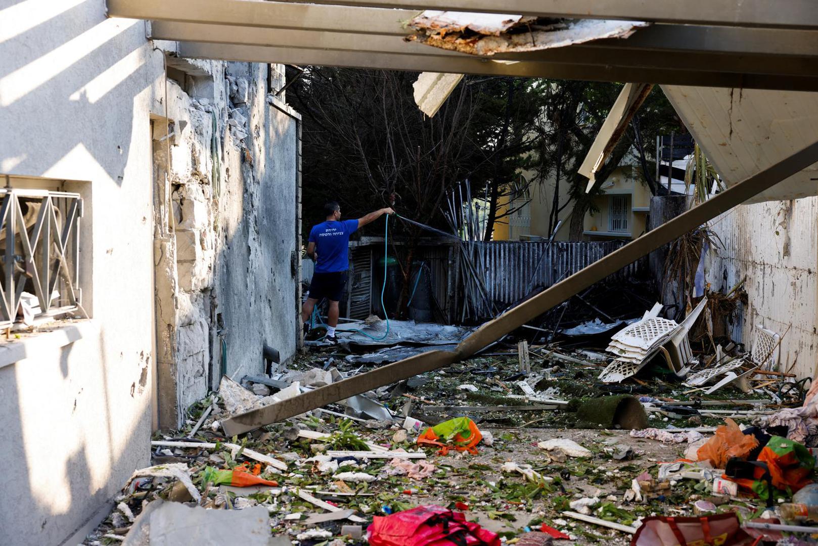 A view of the debris in the aftermath of rocket barrages that were launched from Gaza, in Ashkelon, Israel October 7, 2023. REUTERS/Amir Cohen Photo: AMIR COHEN/REUTERS