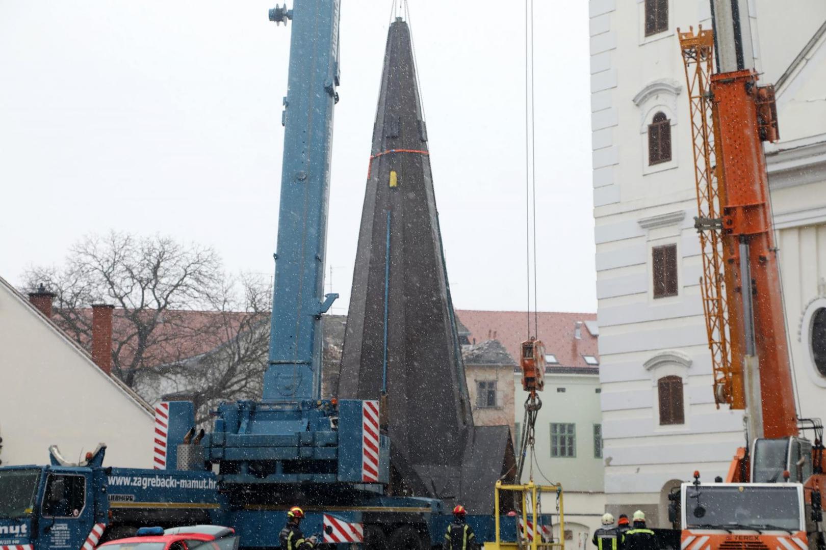 10.01.2021., Sisak - Uklanjanje tornja katedrale u Sisku koji je ostecen u razornom potresu. 
Photo: Edina Zuko/PIXSELL