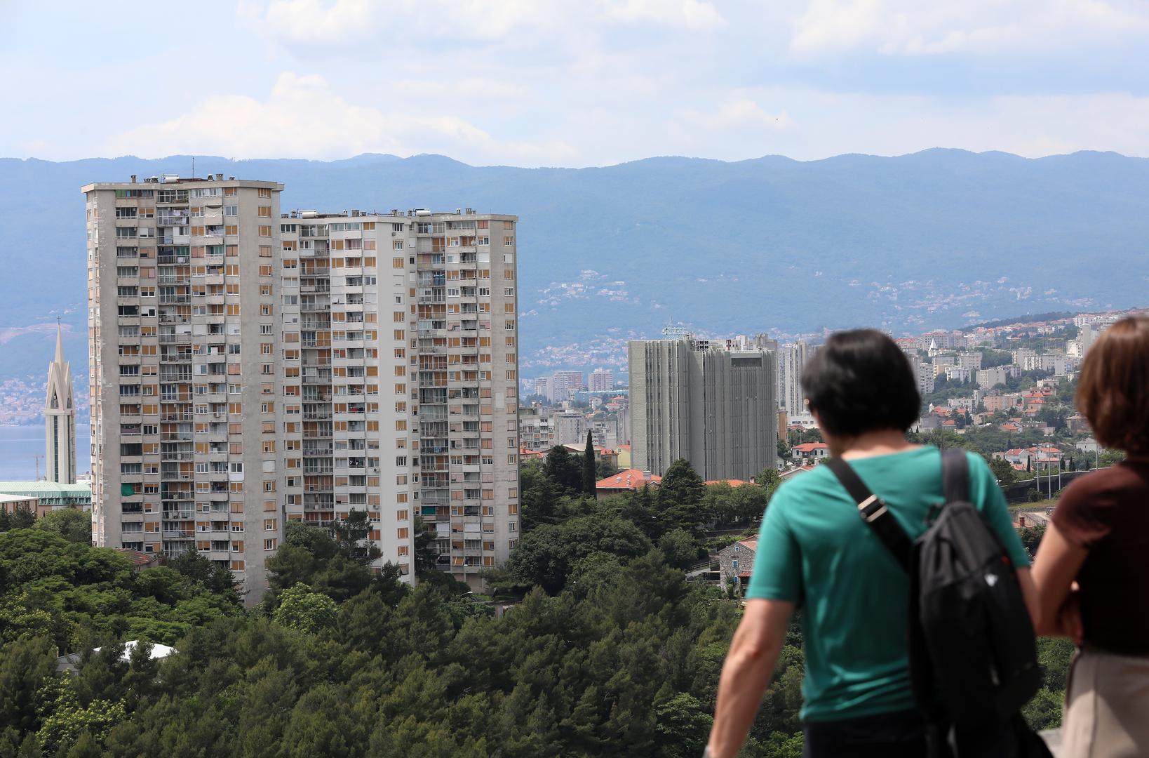 17. Kozala 1-3 u Rijeci, visoka 69 m, ima P+21 katova i izgrađena je 1969. godine. Tri blizanca s pogledom na grad Rijeka i Jadransko more, poznati po nadimku "Alle Stelle".