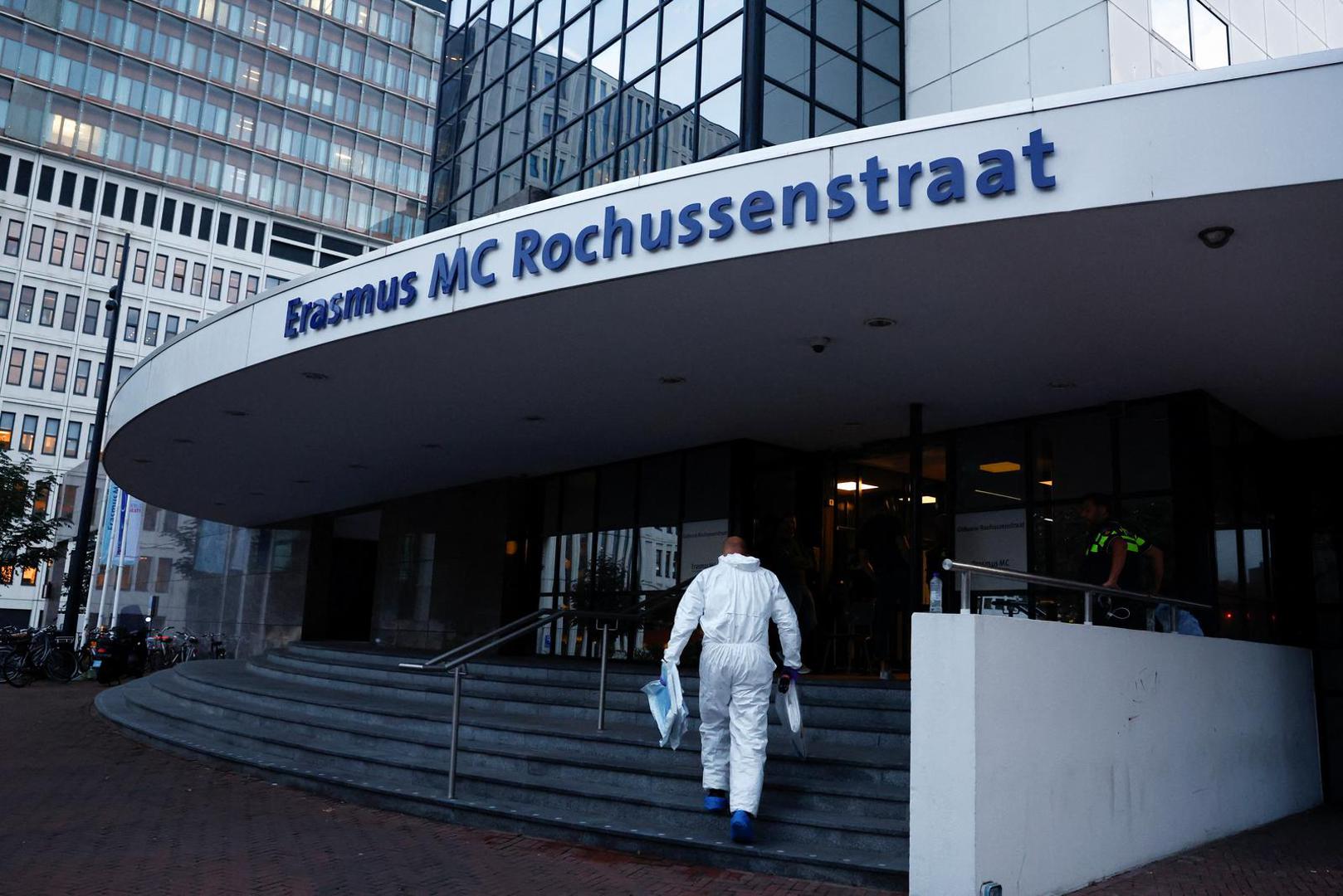 A forensic technician walks near the entrance to the medical center, after Dutch police arrested a suspect after a shooting in Rotterdam, Netherlands, September 28, 2023. REUTERS/Piroschka van de Wouw Photo: Piroschka van de Wouw/REUTERS