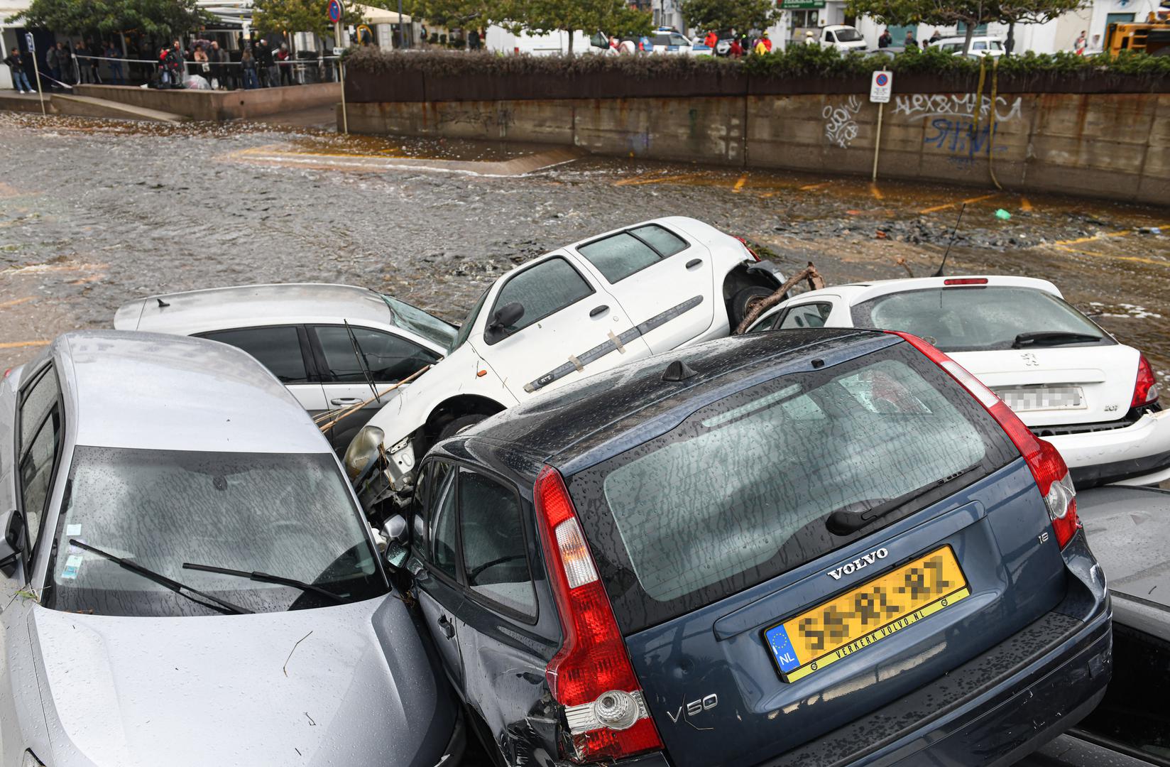 "Možemo biti sretni što je šteta samo materijalna. Uništeno je oko 35 automobila koji se sada uklanjaju dizalicom kako bi se spriječila daljnja šteta u slučaju da ponovno padne kiša", istaknula je gradonačelnica Cadaquesa Pia Serinyana Torrents.