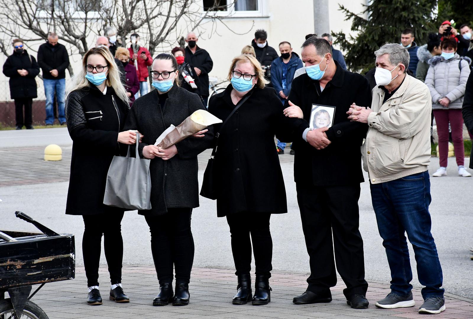 08.04.2021., Nova Gradiska - Pogreb 2.5-godisnje djevojcice Nikoll na gradskom groblju u Novoj Gradiski. Photo: Ivica Galovic/PIXSELL