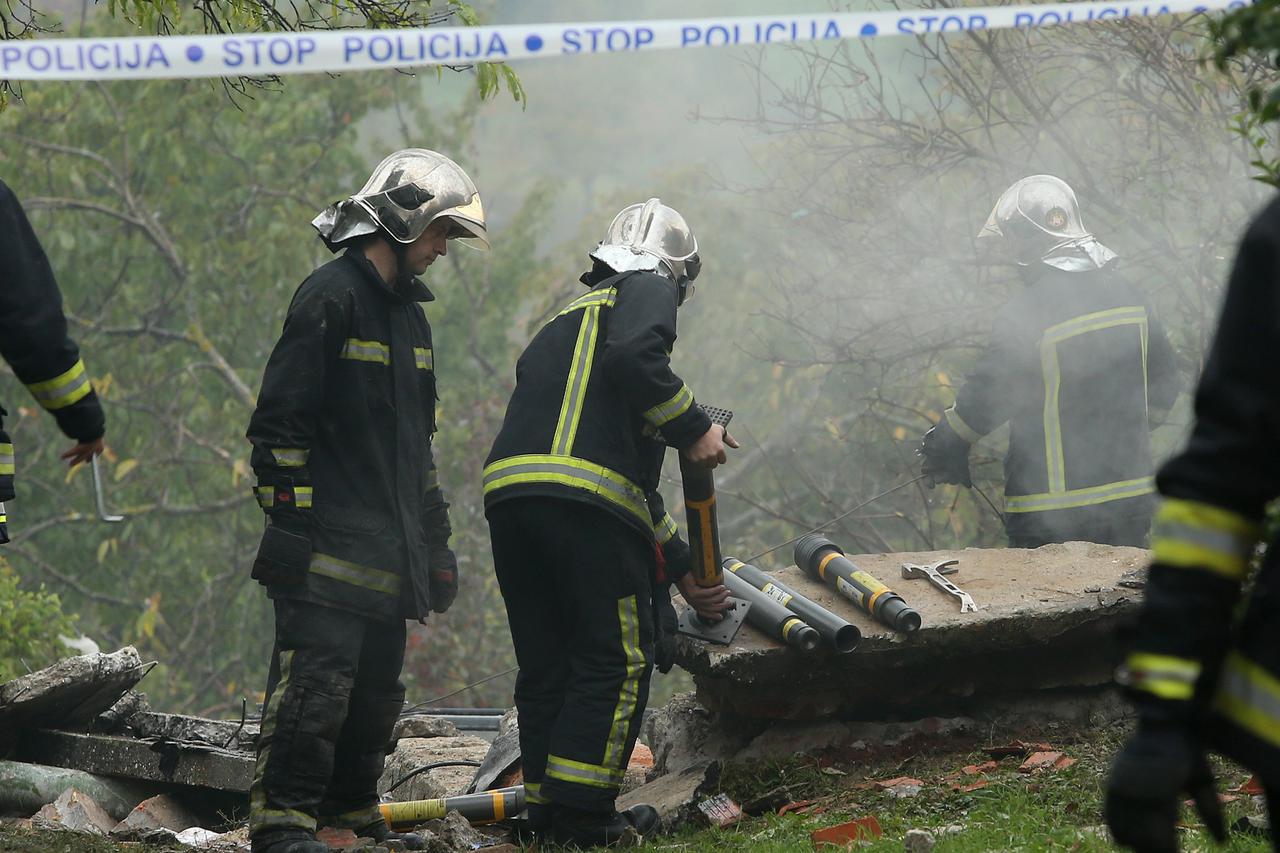 13.10.2015., Zagreb, Gracani, Isce - Nakon eksplozije u podrumskim prostorijama urusila se obiteljska kuca. Policija i vatrogasci izasli su na teren, te se obavlja ocevid.  Photo: Robert Anic/PIXSELL